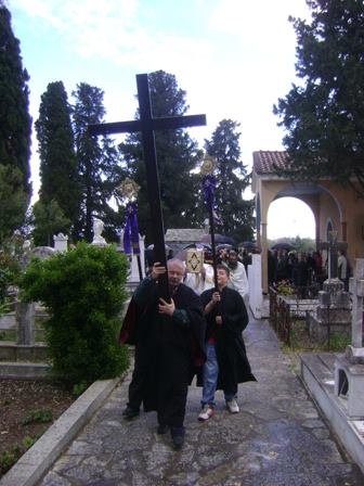 Πάσχα στην Πελοπόννησο: Επιτάφιος με ψαροκάικα, σαϊτοπόλεμος, αερόστατα και ο χορός των Γεμ | iefimerida.gr 5