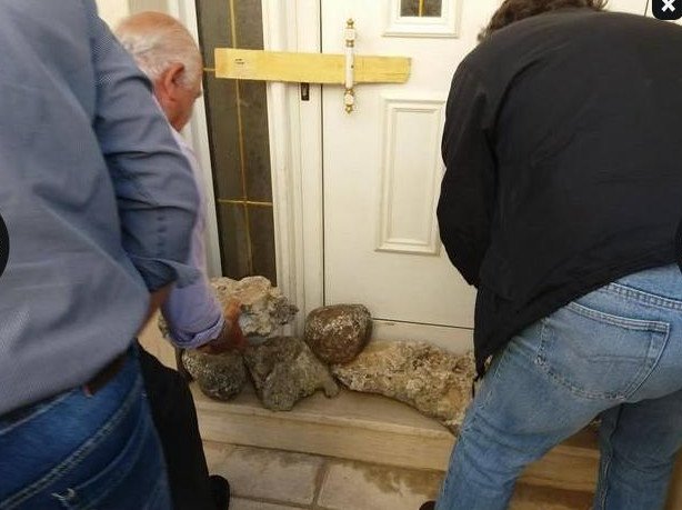 Εξαγριωμένοι αγρότες έχτισαν με πέτρες το δασαρχείο Καλαμάτας [εικόνες & βίντεο] | iefimerida.gr 1