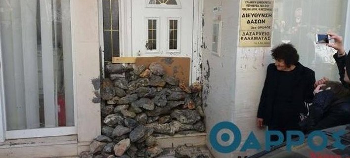Εξαγριωμένοι αγρότες έχτισαν με πέτρες το δασαρχείο Καλαμάτας [εικόνες & βίντεο] | iefimerida.gr 2