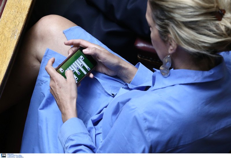 Ο φακός έκανε ζουμ: Η Αννα Καραμανλή έπαιζε πασιέντζα στη Βουλή, στο κινητό της [εικόνες] | iefimerida.gr 0