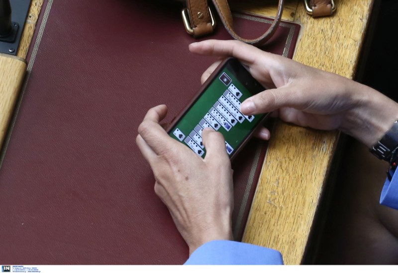 Ο φακός έκανε ζουμ: Η Αννα Καραμανλή έπαιζε πασιέντζα στη Βουλή, στο κινητό της [εικόνες] | iefimerida.gr 1