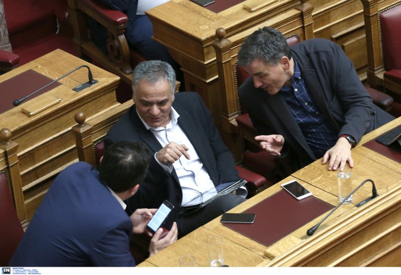 Ο φακός έκανε ζουμ: Η Αννα Καραμανλή έπαιζε πασιέντζα στη Βουλή, στο κινητό της [εικόνες] | iefimerida.gr 3