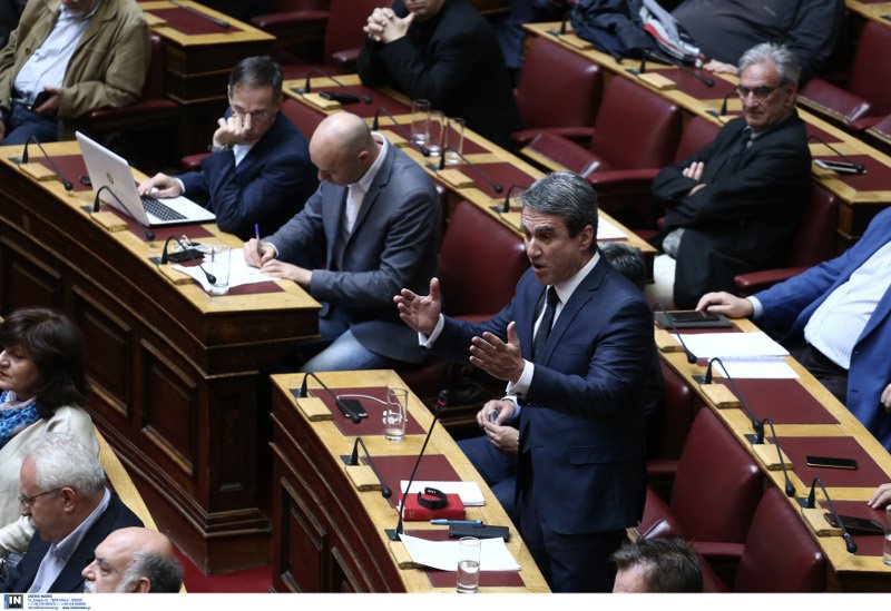 Ο φακός έκανε ζουμ: Η Αννα Καραμανλή έπαιζε πασιέντζα στη Βουλή, στο κινητό της [εικόνες] | iefimerida.gr 2