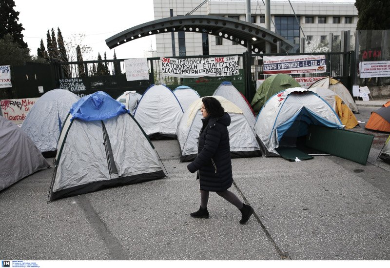 Αναπληρωτές καθηγητές έστησαν σκηνές και ξενύχτησαν έξω από το υπουργείο Παιδείας [εικόνες] | iefimerida.gr 1
