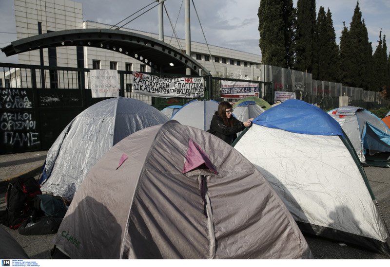 Αναπληρωτές καθηγητές έστησαν σκηνές και ξενύχτησαν έξω από το υπουργείο Παιδείας [εικόνες] | iefimerida.gr 0
