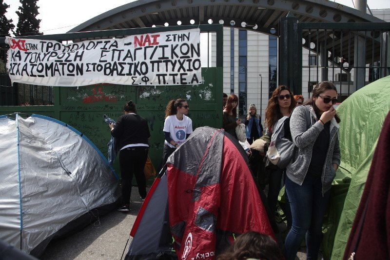 Αναπληρωτές καθηγητές έστησαν σκηνές και ξενύχτησαν έξω από το υπουργείο Παιδείας [εικόνες] | iefimerida.gr 2