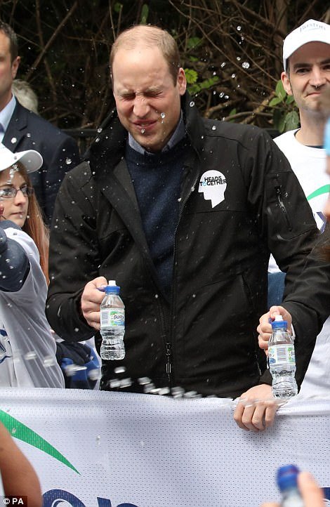 Πέταξαν νερό στον Γουίλιαμ και την Κέιτ Μίντλετον -Το δολοφονικό βλέμμα της δούκισσας [εικόνες & βίντεο] | iefimerida.gr 2