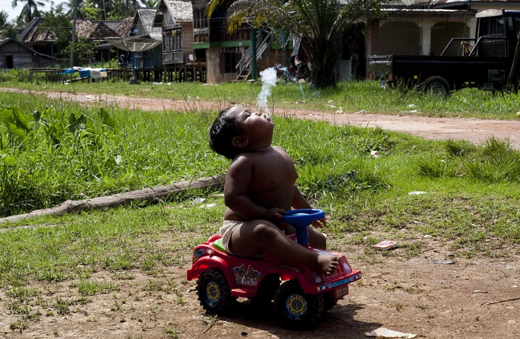 Πώς είναι σήμερα το παιδί που από τα 2 του κάπνιζε μανιωδώς, 40 τσιγάρα την ημέρα [εικόνες] | iefimerida.gr 0