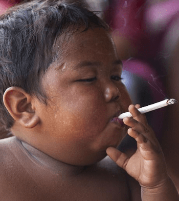 Πώς είναι σήμερα το παιδί που από τα 2 του κάπνιζε μανιωδώς, 40 τσιγάρα την ημέρα [εικόνες] | iefimerida.gr 2