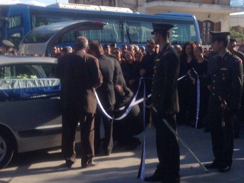 Συντριβή ελικοπτέρου: Ανείπωτος θρήνος στην κηδεία του άτυχου συγκυβερνήτη, Κ. Χατζή [εικόνες] | iefimerida.gr 3