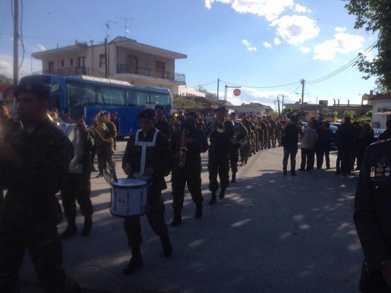 Συντριβή ελικοπτέρου: Ανείπωτος θρήνος στην κηδεία του άτυχου συγκυβερνήτη, Κ. Χατζή [εικόνες] | iefimerida.gr 8