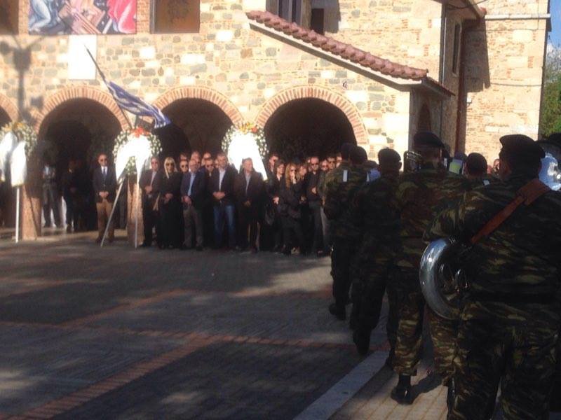 Συντριβή ελικοπτέρου: Ανείπωτος θρήνος στην κηδεία του άτυχου συγκυβερνήτη, Κ. Χατζή [εικόνες] | iefimerida.gr 4