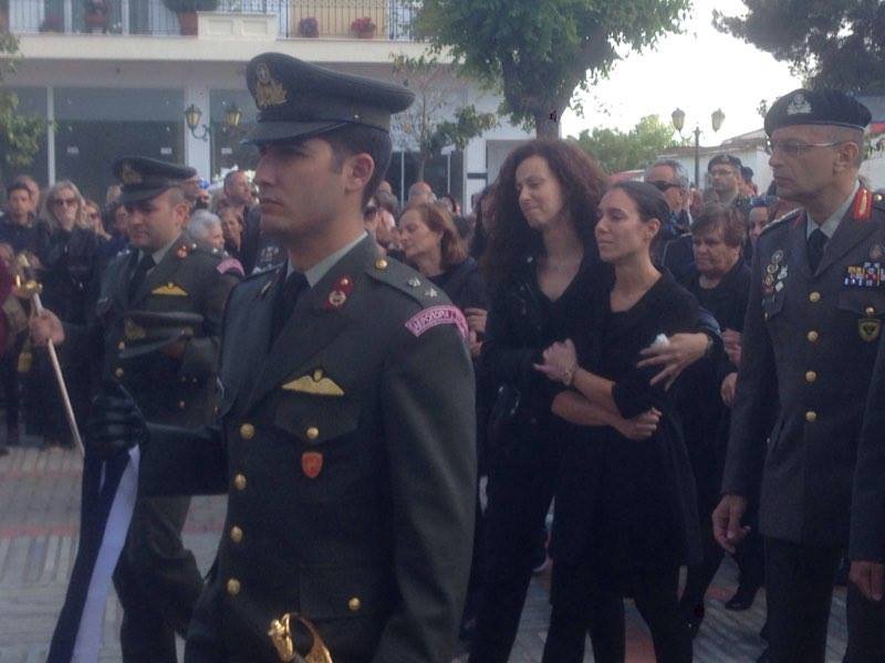 Συντριβή ελικοπτέρου: Ανείπωτος θρήνος στην κηδεία του άτυχου συγκυβερνήτη, Κ. Χατζή [εικόνες] | iefimerida.gr 5