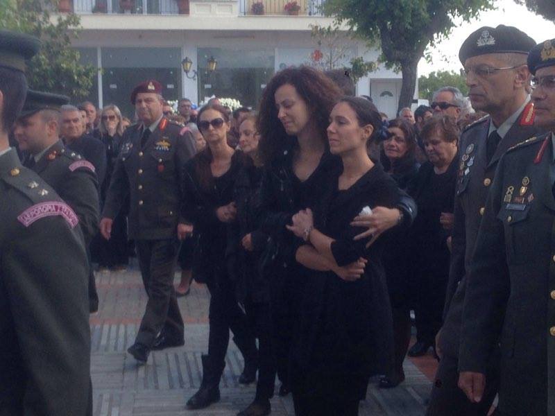 Συντριβή ελικοπτέρου: Ανείπωτος θρήνος στην κηδεία του άτυχου συγκυβερνήτη, Κ. Χατζή [εικόνες] | iefimerida.gr 6