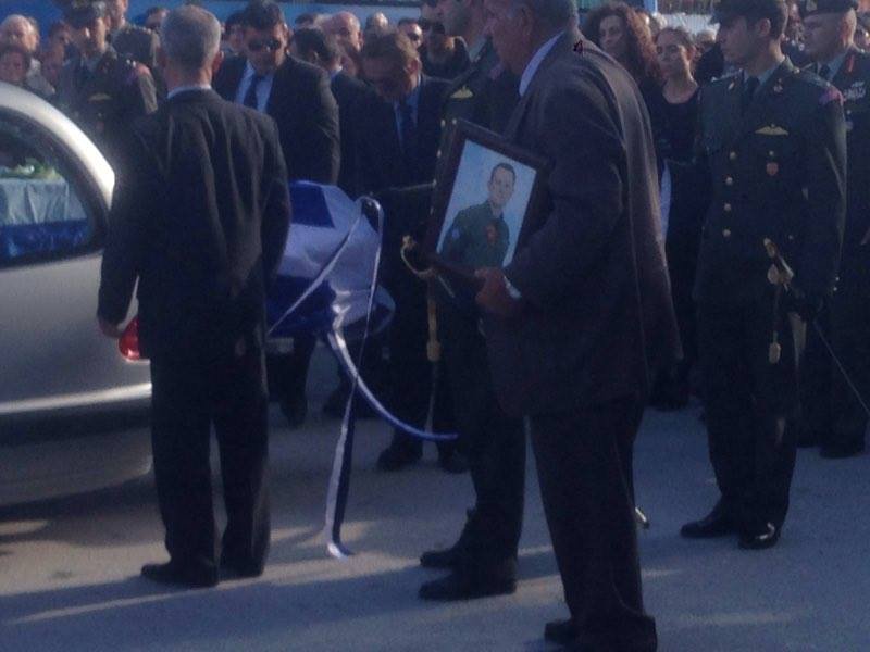 Συντριβή ελικοπτέρου: Ανείπωτος θρήνος στην κηδεία του άτυχου συγκυβερνήτη, Κ. Χατζή [εικόνες] | iefimerida.gr 7