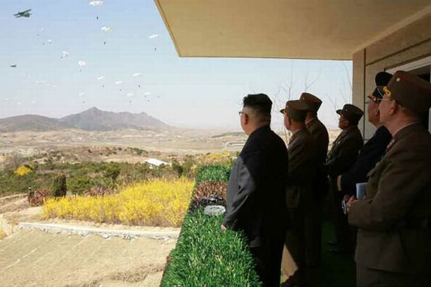 O Κιμ Γιονγκ Ουν προειδοποιεί και κάνει επίδειξη δύναμης: «Ανά πάσα στιγμή μπορεί να ξεσπάσει θερμοπυρηνικός πόλεμος» [εικόνες & βίντεο] | iefimerida.gr 0