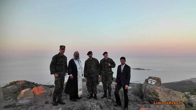 Φυλάκιο Αγίου Ευστράτιου: Ο ιερέας του νησιού έφτιαξε την μαγειρίτσα για να ξεκουράσει τους στρατιώτες [εικόνες] | iefimerida.gr 2