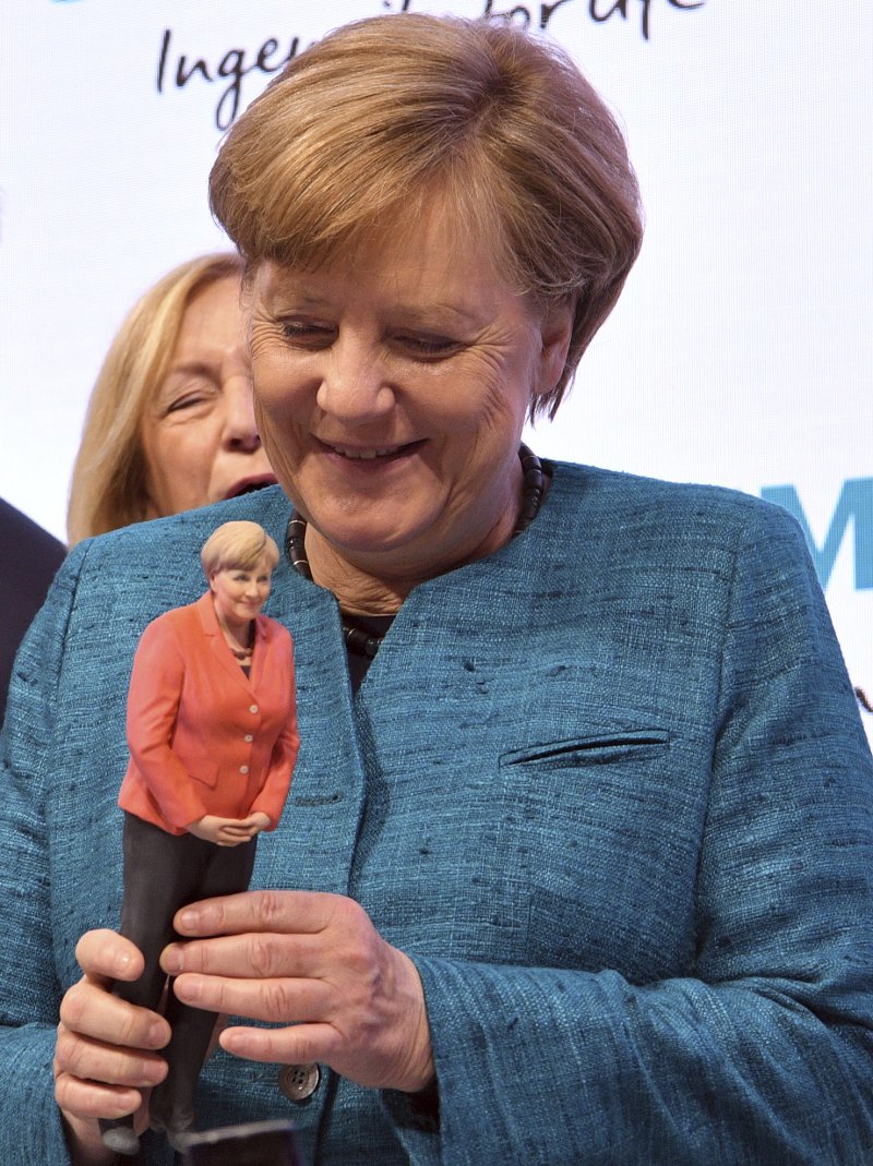 Η Μέρκελ με τη... μικρή Ανγκελα στα χέρια -Τι είπε όταν της χάρισαν μινιατούρα της [εικόνες] | iefimerida.gr 0