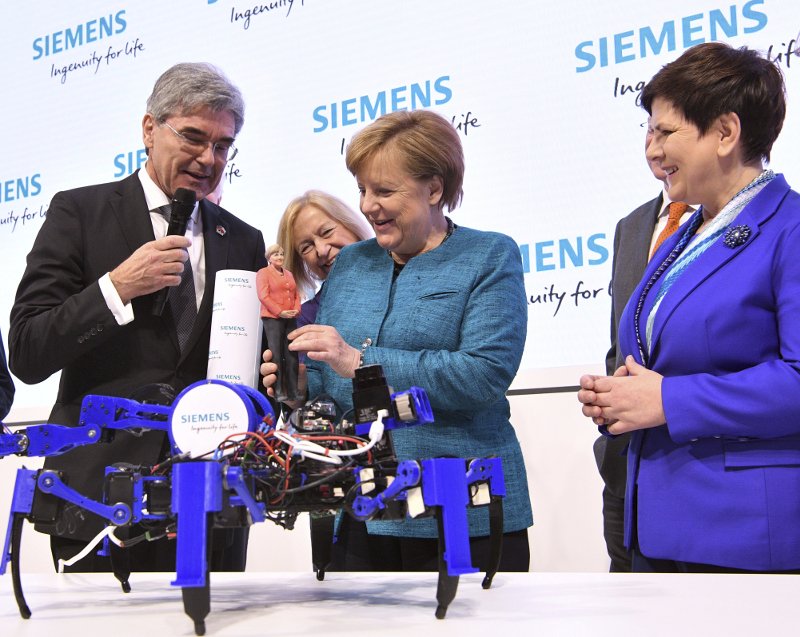 Η Μέρκελ με τη... μικρή Ανγκελα στα χέρια -Τι είπε όταν της χάρισαν μινιατούρα της [εικόνες] | iefimerida.gr 1