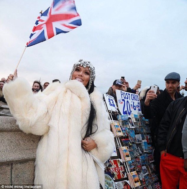 Χαμός με τη Νίκι Μινάζ -Γύρισε βίντεο κλιπ στην γέφυρα του Ουεστμίνστερ μετά το τρομοκρατικό χτύπημα [εικόνες] | iefimerida.gr 2