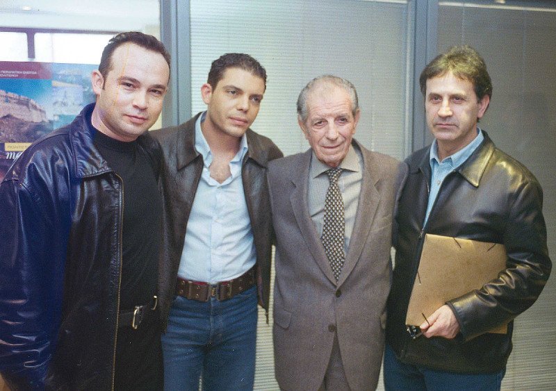 Η νύχτα που ο Γρηγόρης Μπιθικώτσης έγινε τραγουδιστής -Με το «Γεννήθηκες για την καταστροφή» [εικόνες & βίντεο] | iefimerida.gr 4