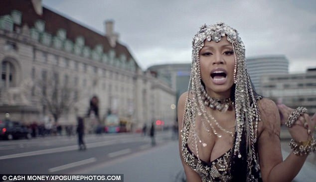 Χαμός με τη Νίκι Μινάζ -Γύρισε βίντεο κλιπ στην γέφυρα του Ουεστμίνστερ μετά το τρομοκρατικό χτύπημα [εικόνες] | iefimerida.gr 0