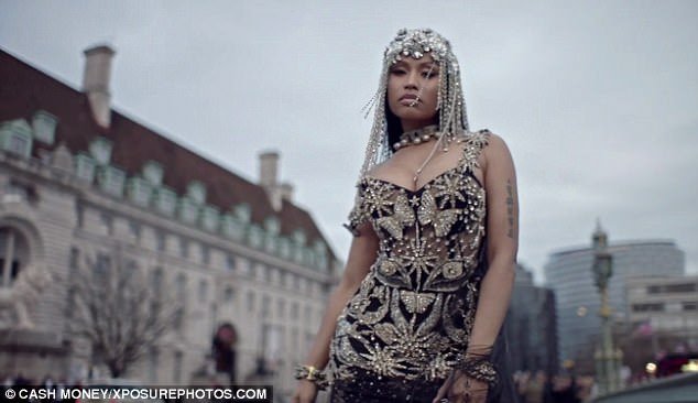 Χαμός με τη Νίκι Μινάζ -Γύρισε βίντεο κλιπ στην γέφυρα του Ουεστμίνστερ μετά το τρομοκρατικό χτύπημα [εικόνες] | iefimerida.gr 1