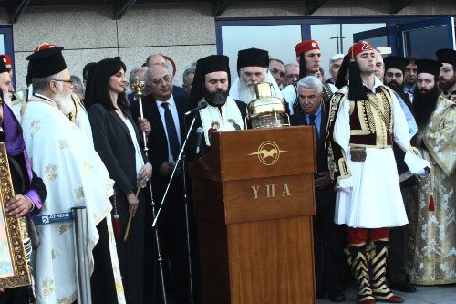 Το Αγιο Φως έφτασε στην Αθήνα -Υποδοχή με τιμές αρχηγού κράτους [εικόνες] | iefimerida.gr 0