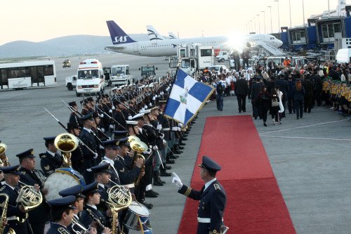 Το Αγιο Φως έφτασε στην Αθήνα -Υποδοχή με τιμές αρχηγού κράτους [εικόνες] | iefimerida.gr 2