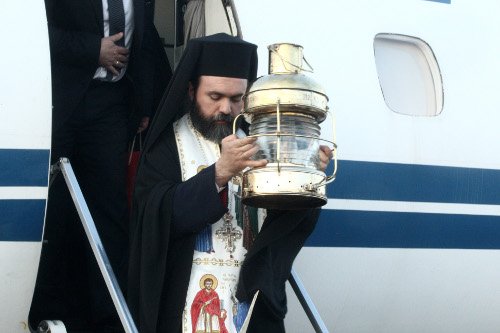 Το Αγιο Φως έφτασε στην Αθήνα -Υποδοχή με τιμές αρχηγού κράτους [εικόνες] | iefimerida.gr 3