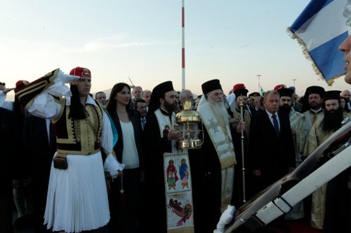 Το Αγιο Φως έφτασε στην Αθήνα -Υποδοχή με τιμές αρχηγού κράτους [εικόνες] | iefimerida.gr 1