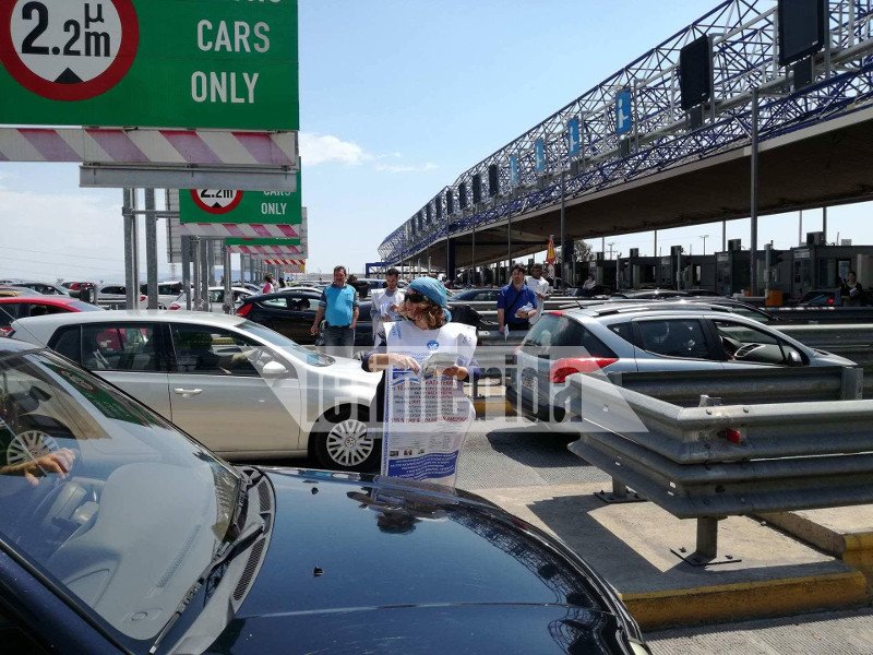 Αμετανόητοι οπαδοί του Σώρρα μοιράζουν φυλλάδια στα διόδια [εικόνες] | iefimerida.gr 3