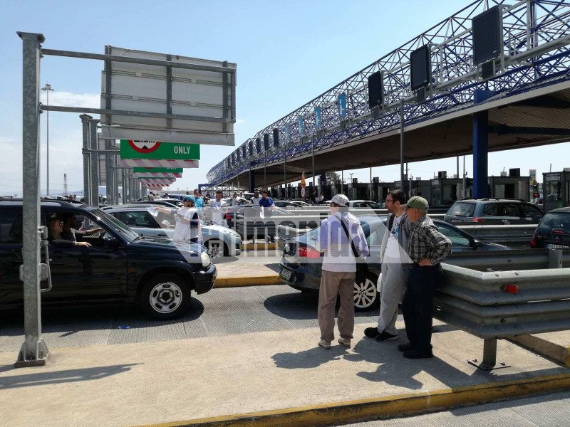 Αμετανόητοι οπαδοί του Σώρρα μοιράζουν φυλλάδια στα διόδια [εικόνες] | iefimerida.gr 4