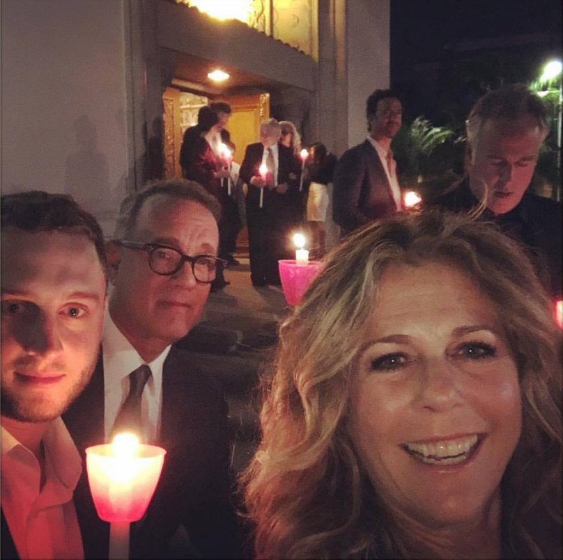 Ο Τομ Χανκς με τη λαμπάδα του στην Ανάσταση [εικόνα] | iefimerida.gr 0