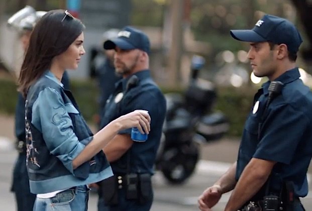 Η Pepsi απέσυρε την προκλητική διαφήμιση με την Κένταλ Τζένερ, μετά τον σάλο [βίντεο] | iefimerida.gr 0