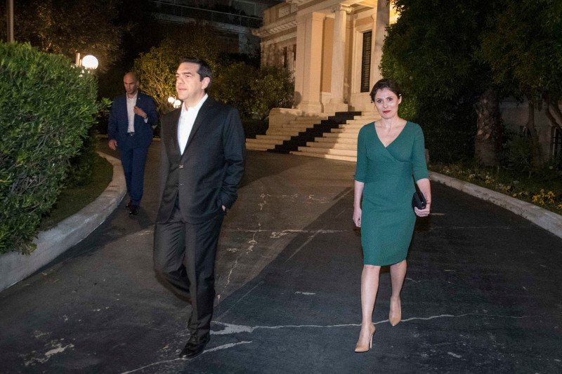 Με κρουαζέ φόρεμα και nude γόβες η Περιστέρα στο Προεδρικό Μέγαρο -Στο δείπνο για τον Γερμανό Πρόεδρο [εικόνες] | iefimerida.gr 4