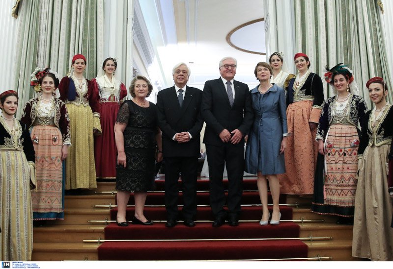 Με κρουαζέ φόρεμα και nude γόβες η Περιστέρα στο Προεδρικό Μέγαρο -Στο δείπνο για τον Γερμανό Πρόεδρο [εικόνες] | iefimerida.gr 5