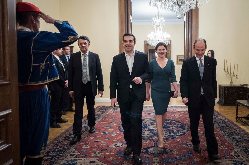 Με κρουαζέ φόρεμα και nude γόβες η Περιστέρα στο Προεδρικό Μέγαρο -Στο δείπνο για τον Γερμανό Πρόεδρο [εικόνες] | iefimerida.gr 6