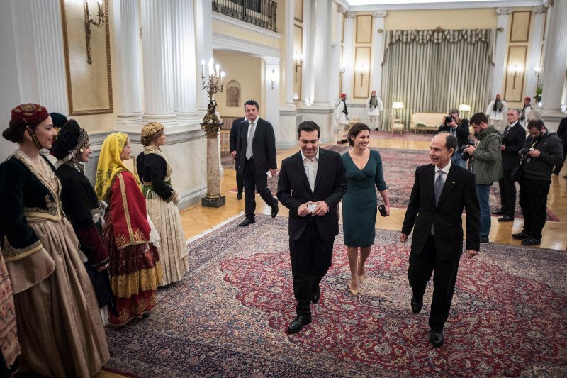 Με κρουαζέ φόρεμα και nude γόβες η Περιστέρα στο Προεδρικό Μέγαρο -Στο δείπνο για τον Γερμανό Πρόεδρο [εικόνες] | iefimerida.gr 8