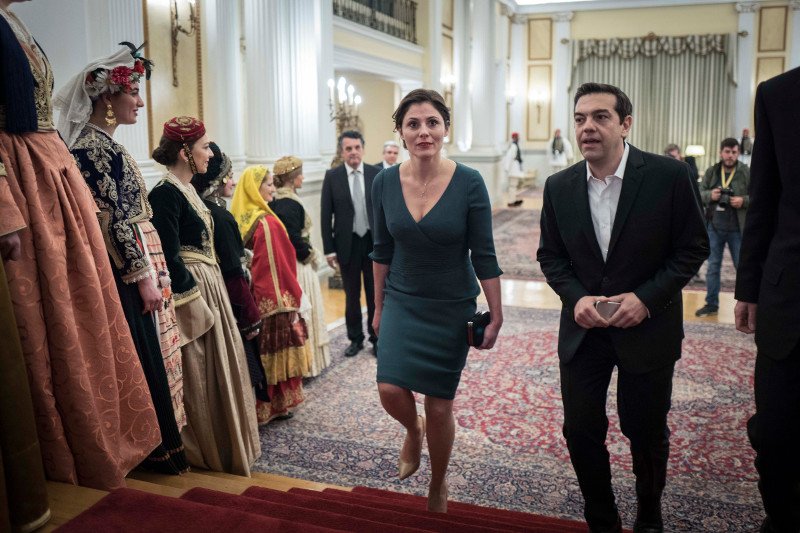 Με κρουαζέ φόρεμα και nude γόβες η Περιστέρα στο Προεδρικό Μέγαρο -Στο δείπνο για τον Γερμανό Πρόεδρο [εικόνες] | iefimerida.gr 9
