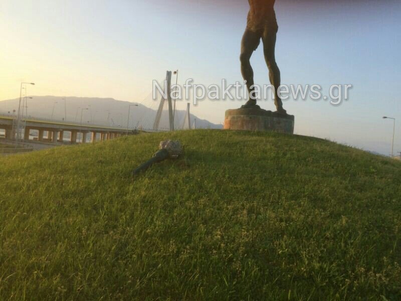 Ο σεισμός της Πάτρας «έκοψε» τον πυρσό του δρομέα απέναντι από τη γέφυρα Ρίου - Αντιρρίου | iefimerida.gr 0