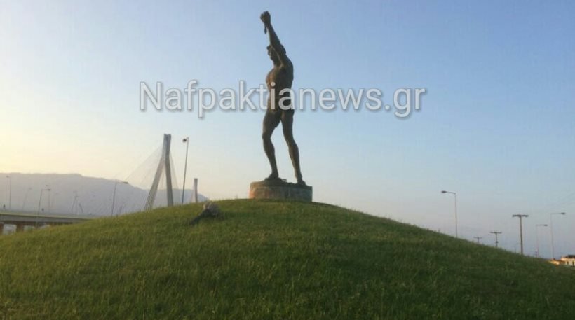 Ο σεισμός της Πάτρας «έκοψε» τον πυρσό του δρομέα απέναντι από τη γέφυρα Ρίου - Αντιρρίου | iefimerida.gr 1