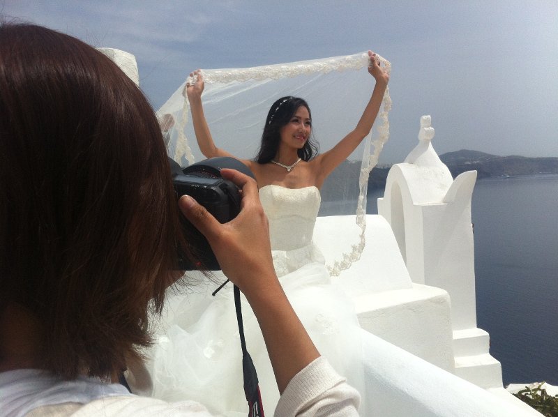 Οι ερωτευμένοι Κινέζοι «ψηφίζουν» Σαντορίνη -Νεόνυμφοι ταξιδεύουν στο νησί για το άλμπουμ του γάμου τους [εικόνες] | iefimerida.gr 4