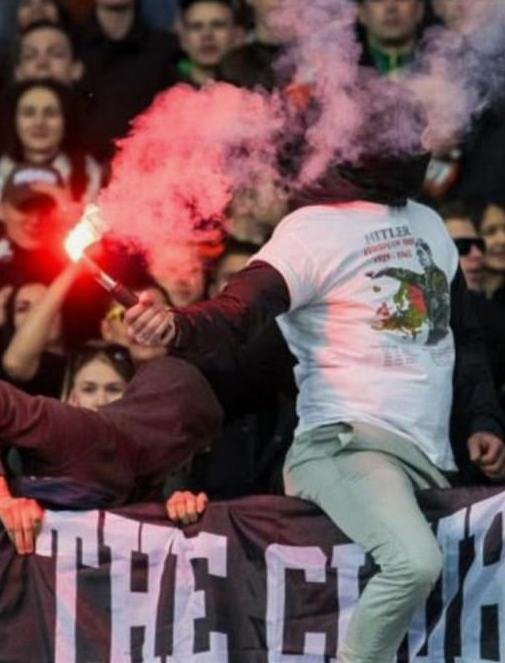 Ουκρανοί χούλιγκαν με σβάστικες στα ρούχα τους και στολές της ΚΚΚ [εικόνες] | iefimerida.gr 1