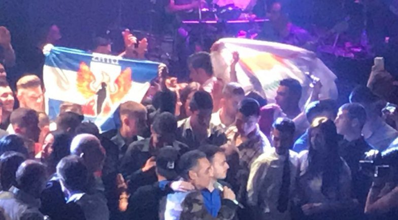 Σήκωσαν σημαία της χούντας στην πρεμιέρα του Σφακιανάκη στη Θεσσαλονίκη [εικόνα] | iefimerida.gr 0