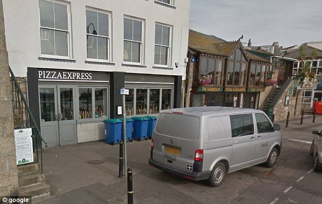 Εσπασε το τζάμι ΙΧ και έσωσε σκύλο -Η ιδιοκτήτρια είχε πάει για πίτσα! [βίντεο] | iefimerida.gr 3