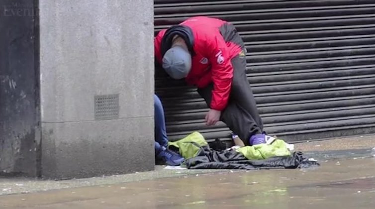 Πανικός στο Μάντσεστερ -Νέο ναρκωτικό μετατρέπει σε «αγάλματα» τους χρήστες [εικόνες & βίντεο] | iefimerida.gr 1