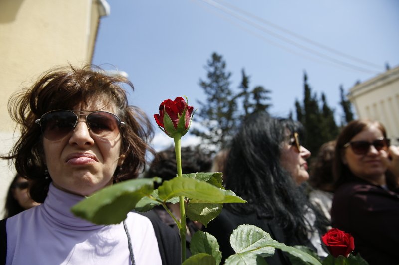 Βαθιά θλίψη στο τελευταίο αντίο στον Στάθη Ψάλτη [εικόνες] | iefimerida.gr 10