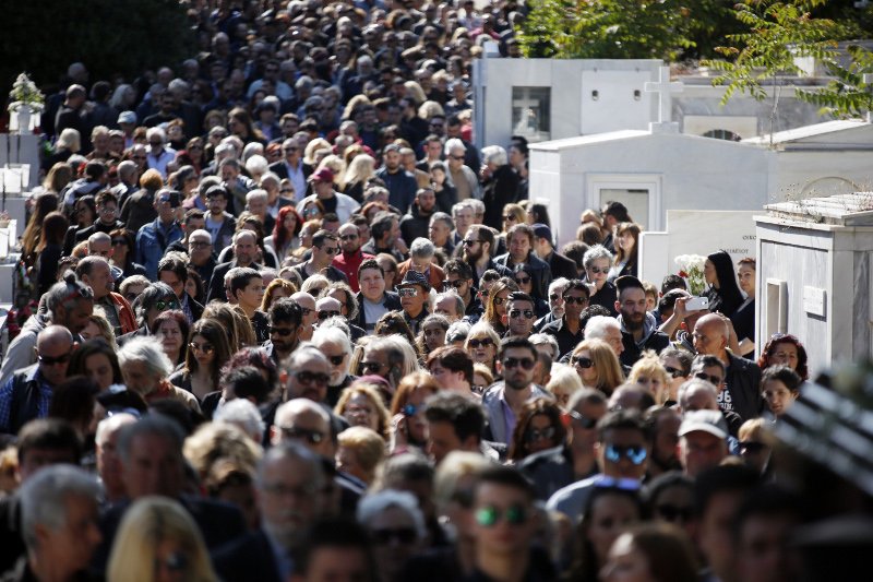 Βαθιά θλίψη στο τελευταίο αντίο στον Στάθη Ψάλτη [εικόνες] | iefimerida.gr 0