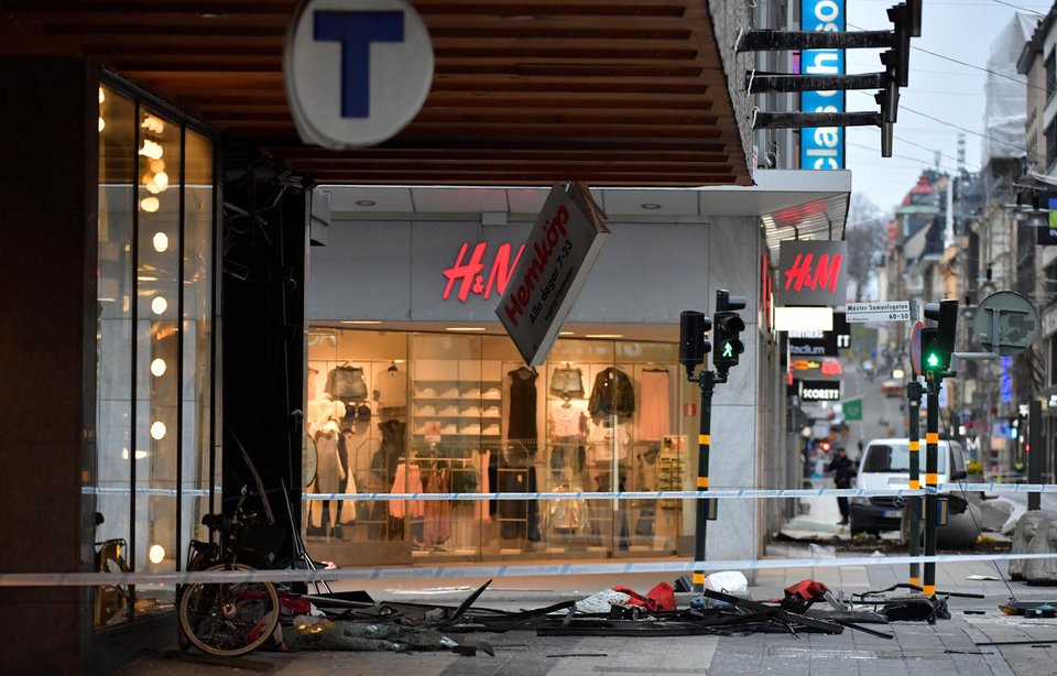 Η Στοκχόλμη σε σοκ, μετά την τρομοκρατική επίθεση και τους 4 νεκρούς | iefimerida.gr 3